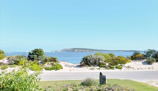 Kamaira Beach View Shack. Family and Pet friendly located on the Esplanade.
