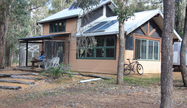 Kambarang Eco-cabin hidden in the forest with off-grid power and rainwater