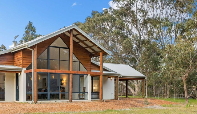 Kangaroo Retreat - *10 acres, bush retreat, 3kms to Margaret River town centre*