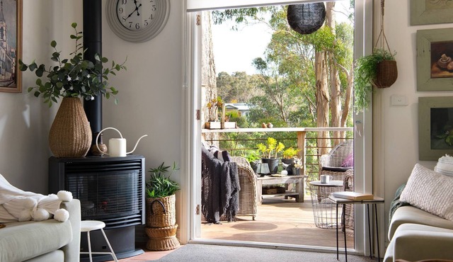 Kellaway's- charming cottage with sunny deck and gas log fire