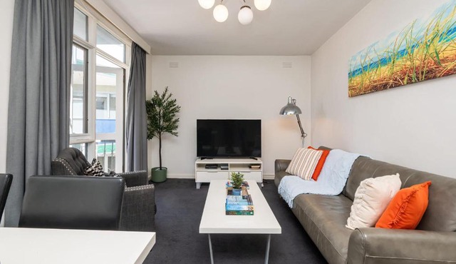 King Bed and Parking Walk to St Kilda Beach