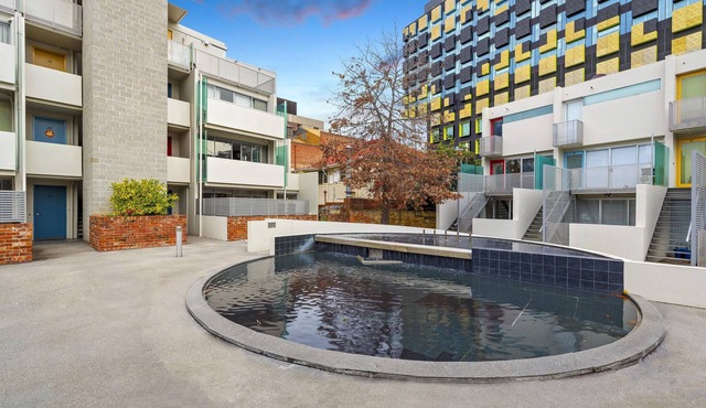 King Bed Living in Heart of the CBD, With Parking