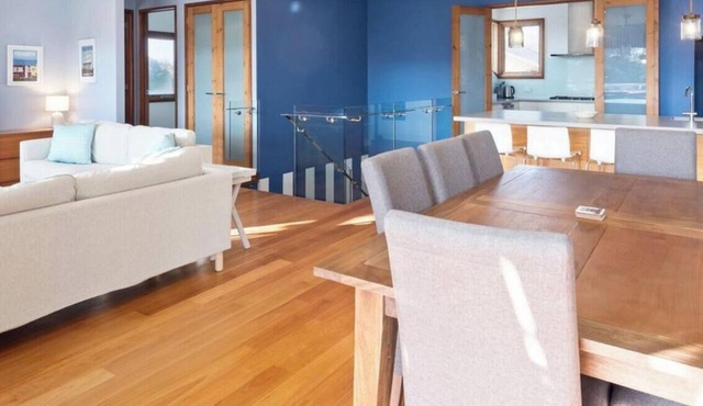 Kingfisher Beach House - Stunning getaway close to the beach and town centre.