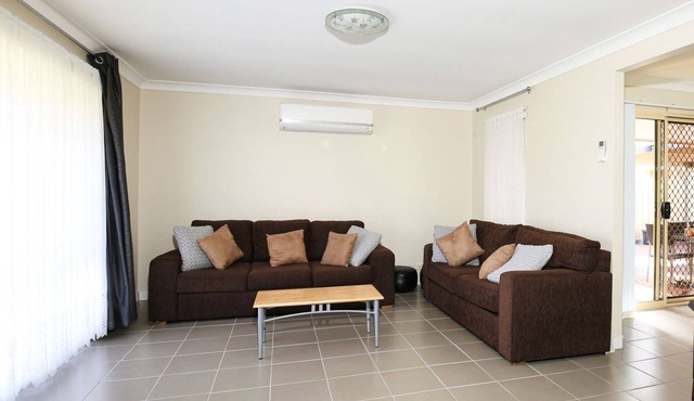 Kingfisher - Pet-Friendly - 10 Min Walk to Beach