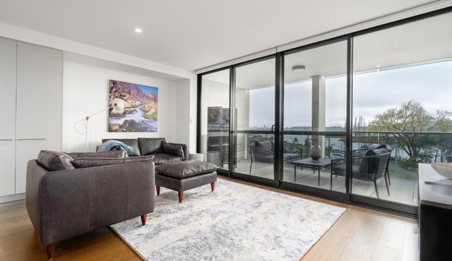 Kingston Foreshore Apt with Water Views - Hosted by Canstay