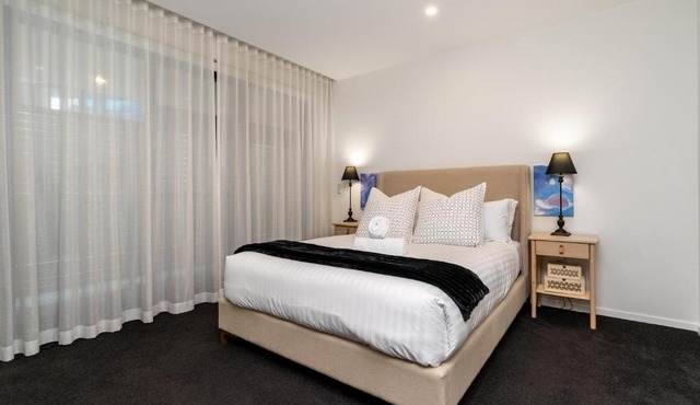 Kingston Foreshore Apt with Water Views - Hosted by Canstay
