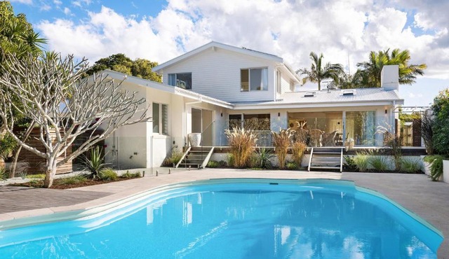 Kirra Beach House - relax in pool & sauna