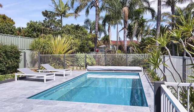 Kokomo on Village - with a pool & large yard.
