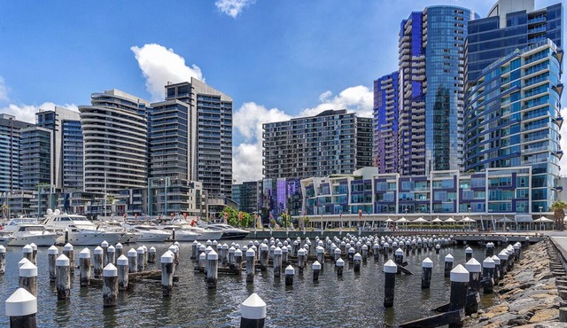 KOZYGURU | DOCKLANDS | HIGH LEVEL WATERVIEW | 1BED | POOL | VDO883