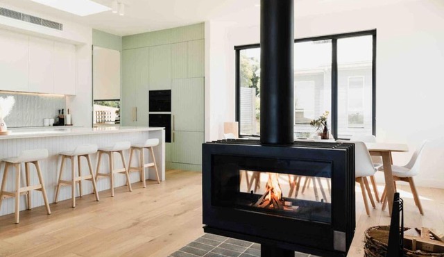 La Bella Beach House-Sleeping 9, Wood Fire, Aircon