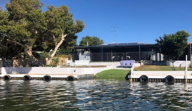 La Siesta On The Canal - Pizza Oven, Paella, Park your boat on private jetty!