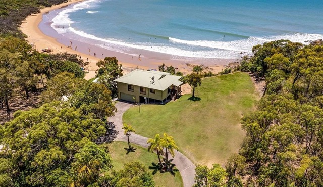 Lady Agnes Beach House - right on Agnes beach