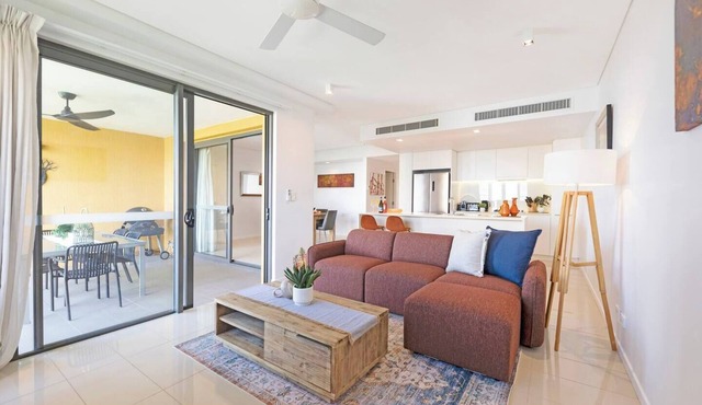 Lagoon Edge Waterfront Living with Pool near CBD