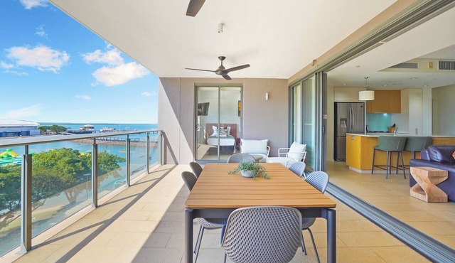Lagoon Waterfront Oasis, relaxing balcony & BBQ
