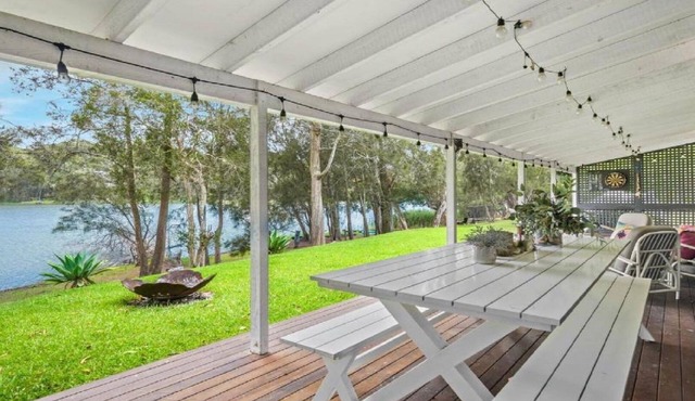 Lake House Hideaway - Serene Lakeside Retreat