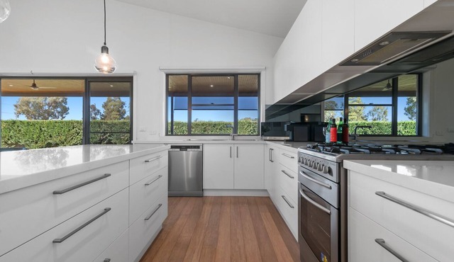 Lake Mulwala Getaway * Modern Family Home * Wi-Fi