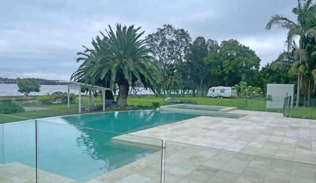 Lake Palm Residence - shared pool, waterfront