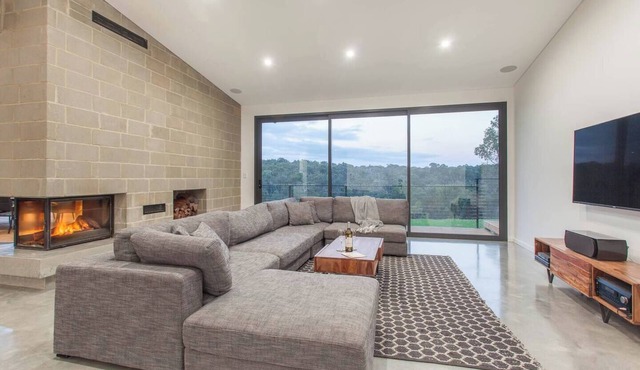 Lake View Contemporary Comforts meets Nature