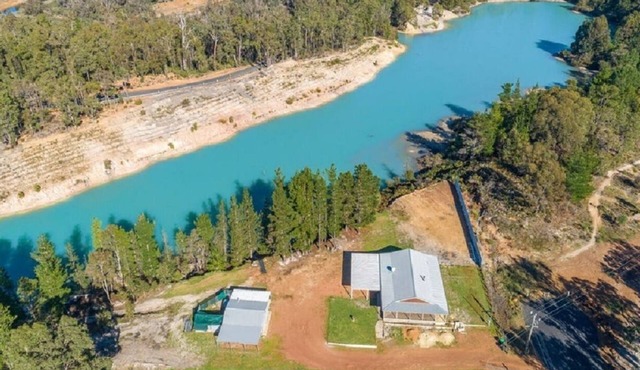 Lakehouse with private lake access and beach