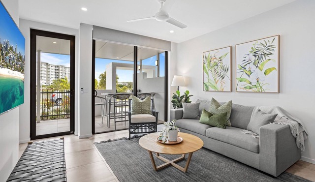 Lakeside 2-Bed with Private Patio & Secure Parking