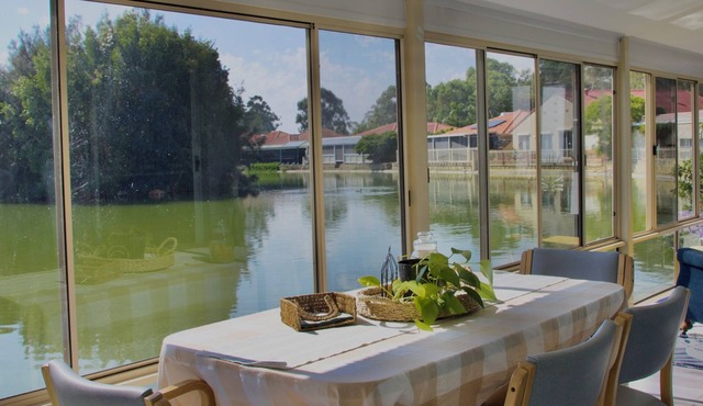 Lakeside Cottage with Spa & Pet Friendly Retreat
