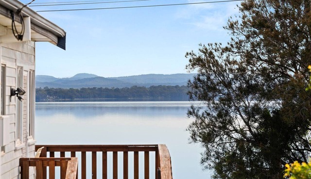 Lakeside Cottage Escape - Peaceful Stay with Scenic Lake Views in Toukley