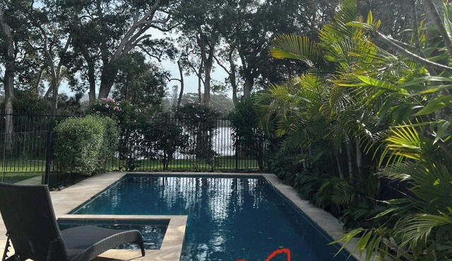 LAKESIDE RETREAT level 1 minute walk to beach own pool