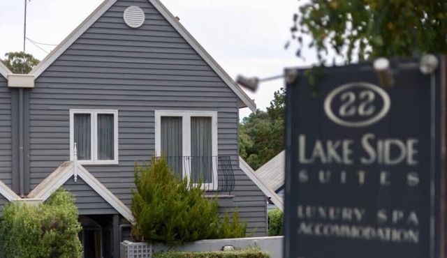 Lakeside Suite 1 + Lakeside Retreat + Spa Bath