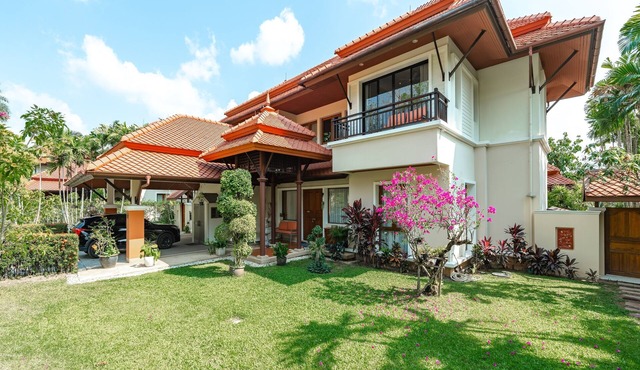 Lakeview 4BR villa 4 minutes to Bangtao, Layan Beach with Laguna Golf course in Choeng Thale