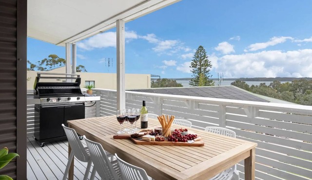Lakeview Retreat – a spacious and stylish two-storey home designed for relaxed holiday living