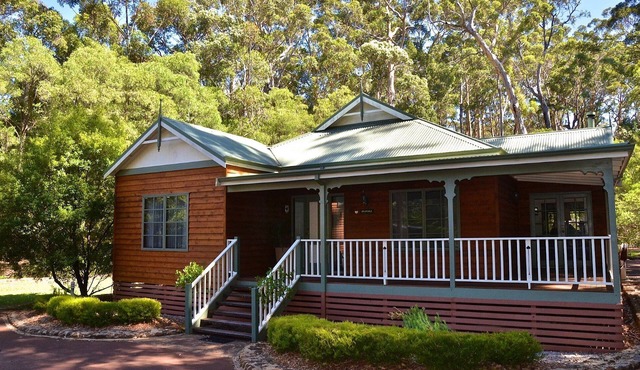 Large 4 Bedroom House with outdoor entertaining deck that offers a Spa and Pizza Oven