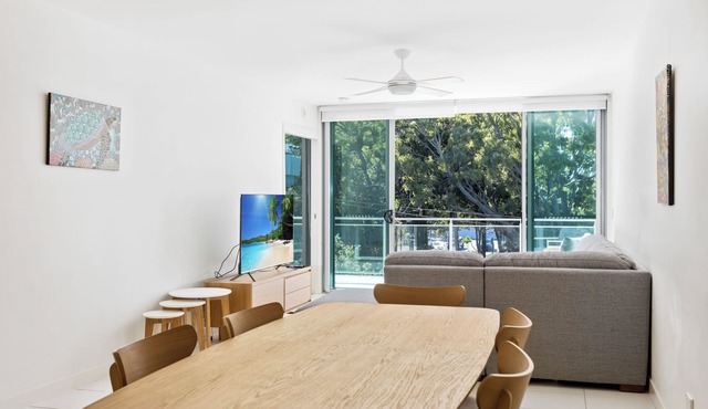 Large Modern Unit with Lift & Pool