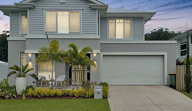 Large & spacious, 3 living rooms w/ patio & pool