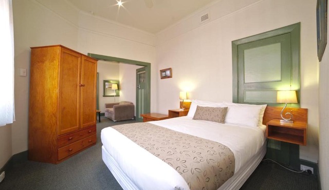 Large Studio Apartment with spa Central Ballarat