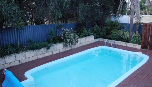 Lemon Tree Cottage - beautiful holiday home with pool near Hillary's, Perth