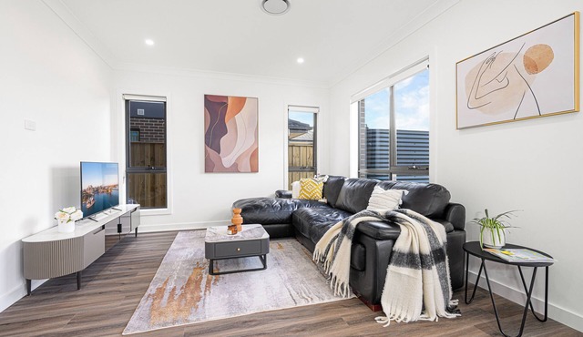 Leppington 5Br house near Woolworths/Tran station