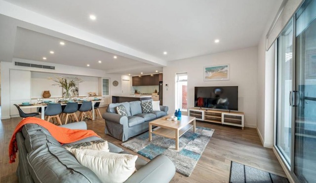 Level Up Henley - Modern Comfort near Beach & Dining