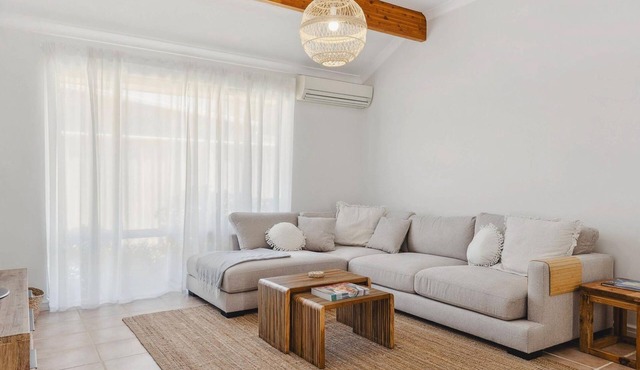 Light & Bright Pet Friendly Beach Side Haven