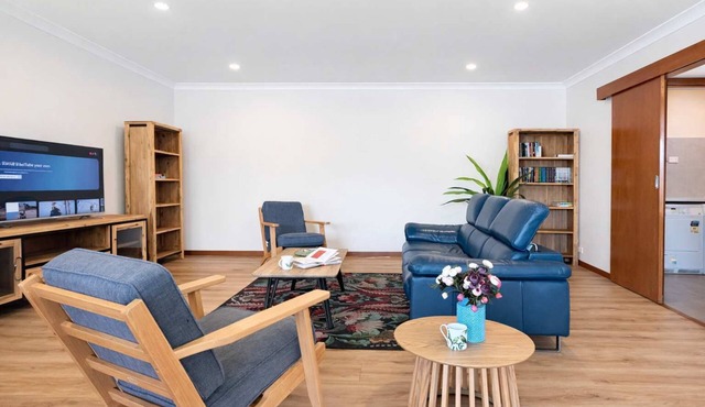 Light-Filled and Spacious 3BR Unit Near Yarra River