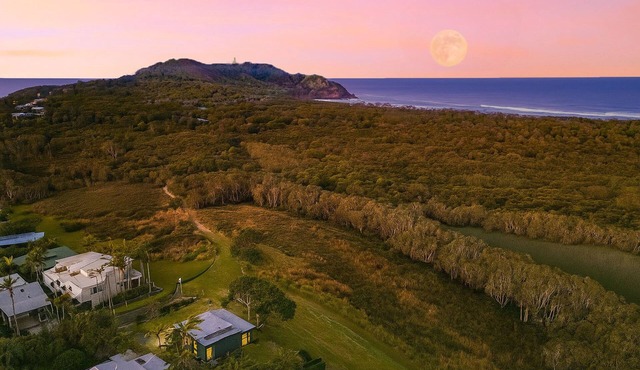 Lighthouse and ocean views on the edge of Byron Bay's National Park