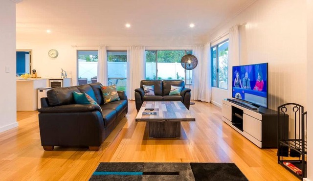 Little Hamptons - Beachside Retreat near Town Centre