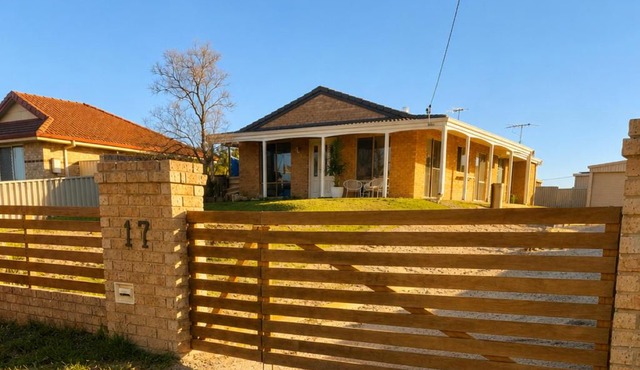 Little Luxe Castletown - King bed - Gated yard