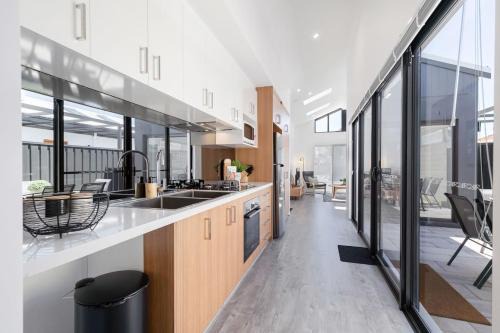 Living luxe in Yokine - King bed and FREE parking