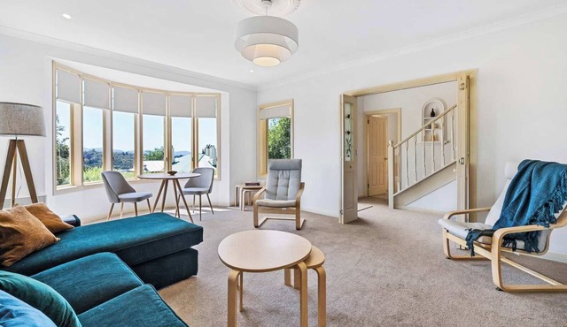 "Lizzy's Hideaway" – Close to City, Sleeps 6.