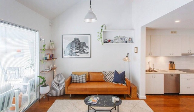 Located in the Old Tannery just minutes walk to Central Fremantle's vibrant City Centre. What you will enjoy: * Peaceful location yet central to markets * Free secure parking for 1 car undercover * Climate controlled air conditioning *