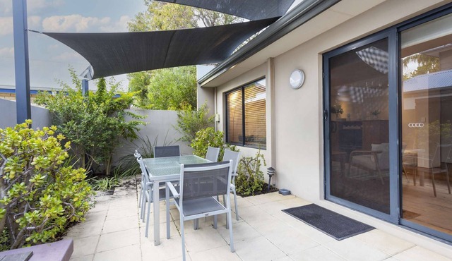 Location is everything with this South Perth townhouse. Free WIFI and parking. in South Perth