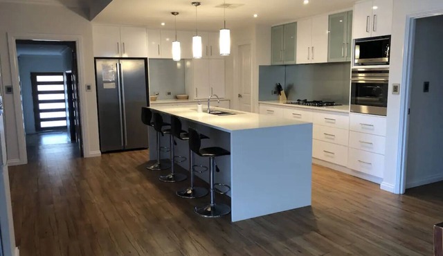 Location, Location! Huge beachside house, 5 min walk to coffee shop and town!