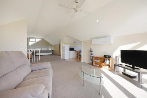 Logans Beach Apartments - The Loft