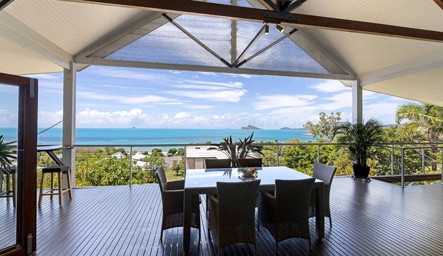 Lorikeet Lodge-Private Tropical Hideaway-Panoramic views-Pool and mtrs to beach