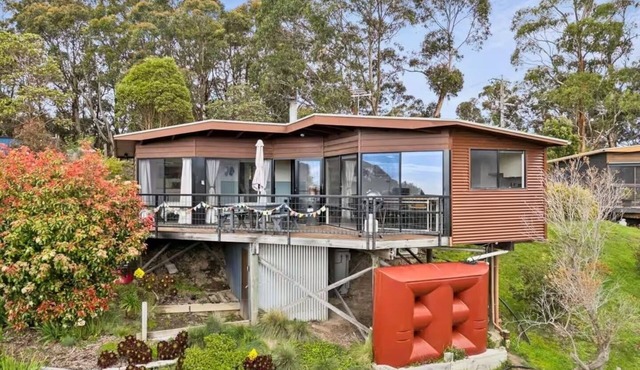 Lorne Treehouse Retreat with forest and ocean views